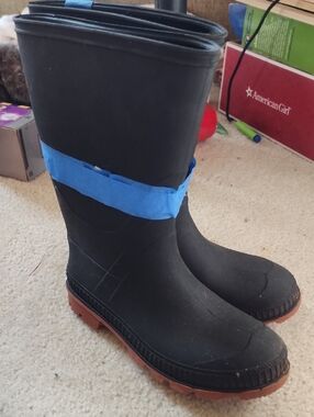 Sz 4 Black Rubber Rain Boots with Brown Soles